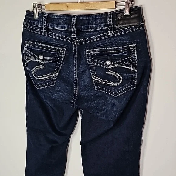 Silver Suki dark wash 30x22 mid rise capris - Picture 4 of 8